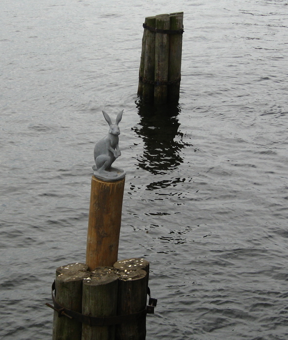 Памятник зайцам)